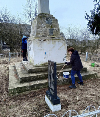  В деревни Селищи совместными усилиями отремонтировали мемориал 