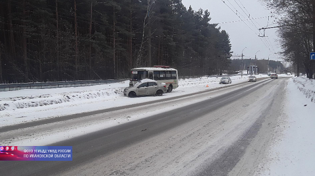 В Иванове легковушка вылетела на встречку и врезалась в автобус