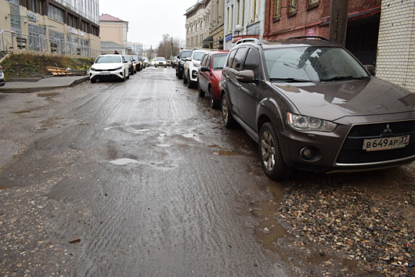 Ремонту дороги в переулке Степанова мешают припаркованные автомобили