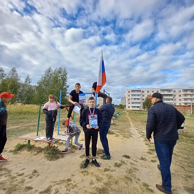 Подростки из Вичуги тренируются на брусьях, которые сами собрали из материалов со свалки