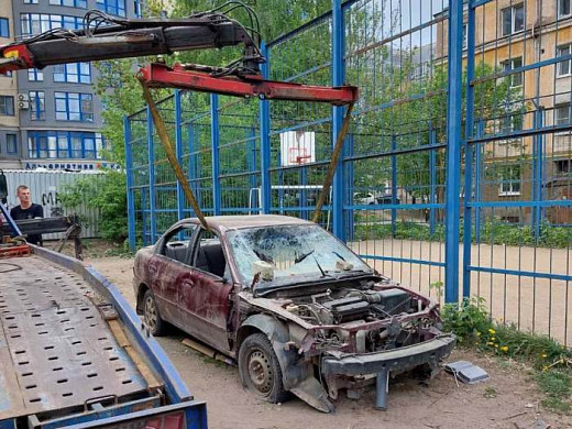  В Иванове с улицы Конспиративной вывезли брошенную иномарку 