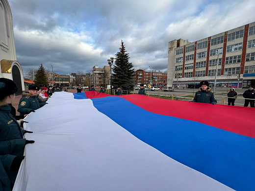 В Иванове развернули 37-метровый флаг России