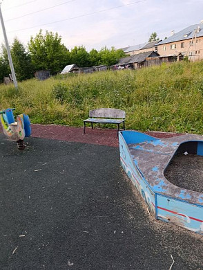 Ребенок получил синяки, играя на детской площадке