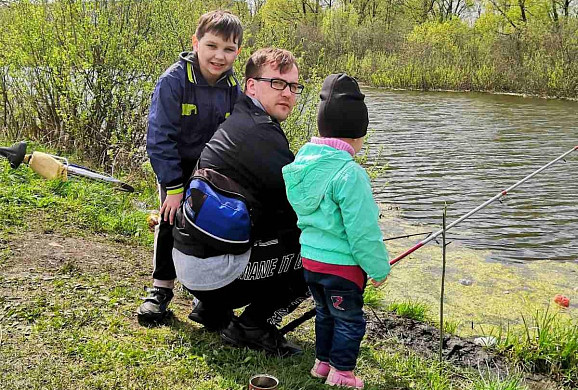  В Родниках супер-папа несколько лет подряд снимает с масленичного столба петуха 