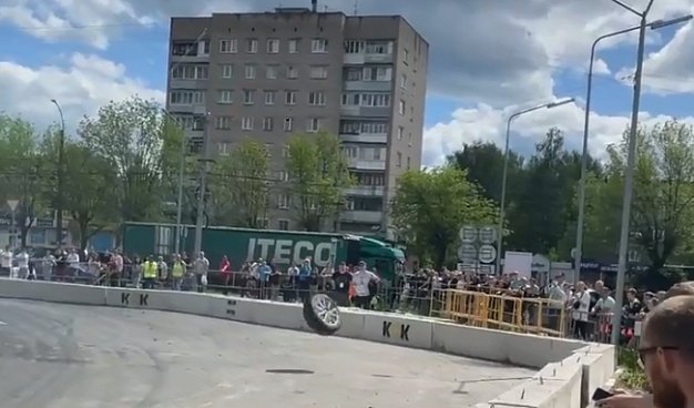 На ивановском чемпионате по дрифту у машины отлетело колесо 
