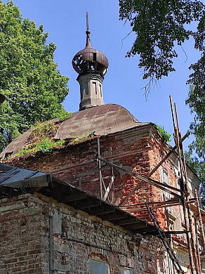 В Южском районе юнармейцы собирают ягоды, чтобы установить на храм новый купол