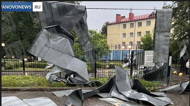 Непогода в Иванове: со здания ВУЗа сорвало крышу на авто