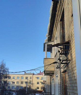  В Иванове рухнувшая с крыши наледь заблокировала вход в подъезд и оборвала провода 