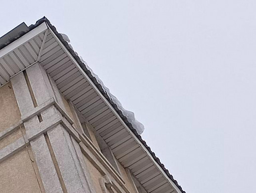 На ул. Карла Маркса в Иванове упали с крыши глыбы льда