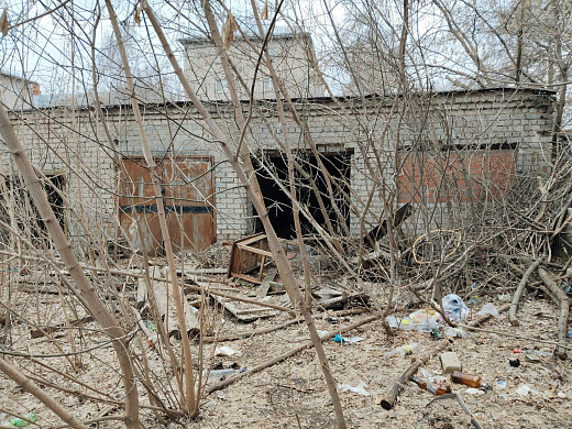 На ул. Рабфаковской, рядом со школой, стоит заброшенный гараж