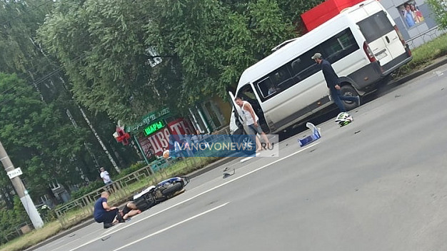 Маршрутка и скутер не поделили дорогу в Иванове