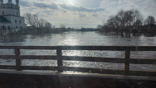  Мост в Холуе ушел под воду - ВИДЕО 