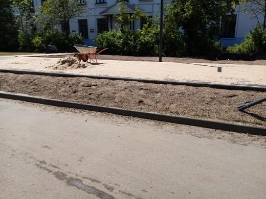 Жительница Иванова жалуется на отсутствие пешеходных дорожек перед поликлиникой