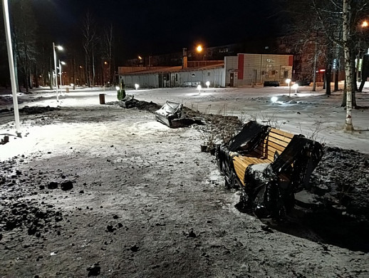  В Вичуге на Привокзальной площади сажают растения в мерзлую землю 