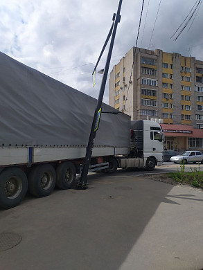 Очередная фура попала в ловушку на площади Победы в Иванове