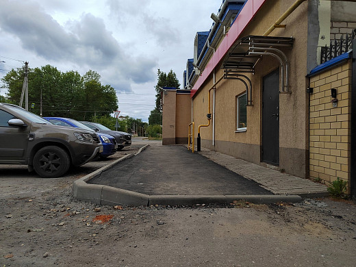 В Иванове поставили бордюрный камень поперек тротуара 