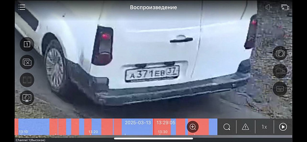 Автомобили сокращают свой путь через жилой двор