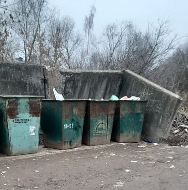 «Уронили и закопали». В Кинешме оригинально решили проблему падающей бетонной стены 