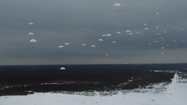Более 500 ивановских военнослужащих десантировались в Будихино