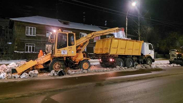  В Иванове на уборку снега с городских улиц вышел лаповый погрузчик 
