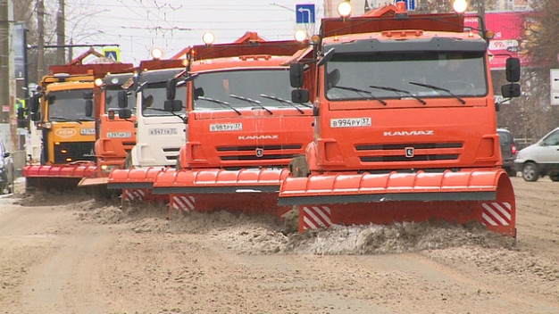 Ивановские коммунальщики обрабатывали дороги противогололедной смесью