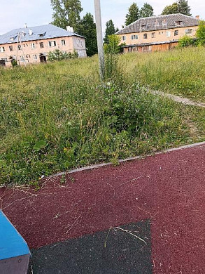 Ребенок получил синяки, играя на детской площадке