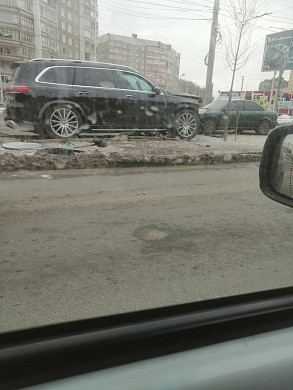 На Кохомском шоссе кроссовер снес островок безопасности 