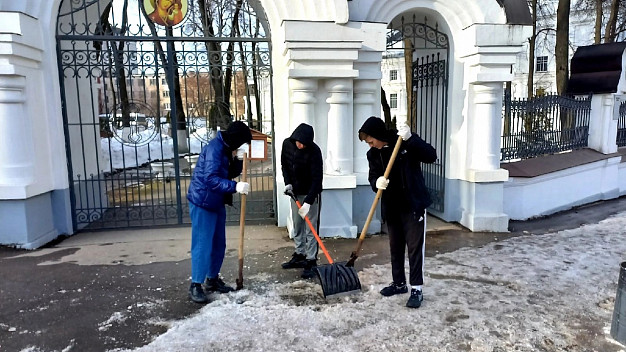 В Ивановской области православные волонтеры провели субботники у храмов