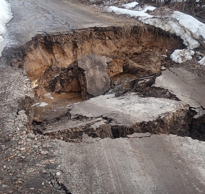  В Южском районе провалилась дорога 
