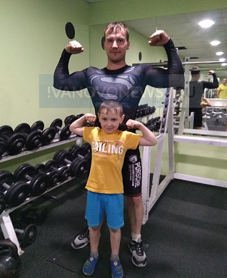  В Родниках супер-папа несколько лет подряд снимает с масленичного столба петуха 