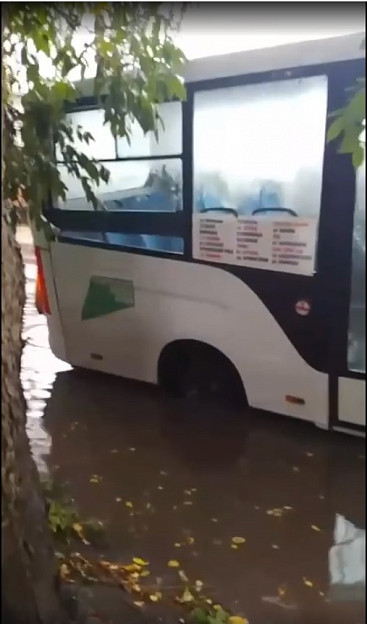 Маршрутка провалилась в яму