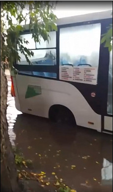 Маршрутка провалилась в яму