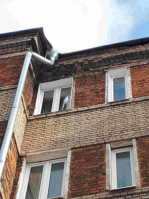 Из фасада дома в Пограничном переулке выпадают кирпичи