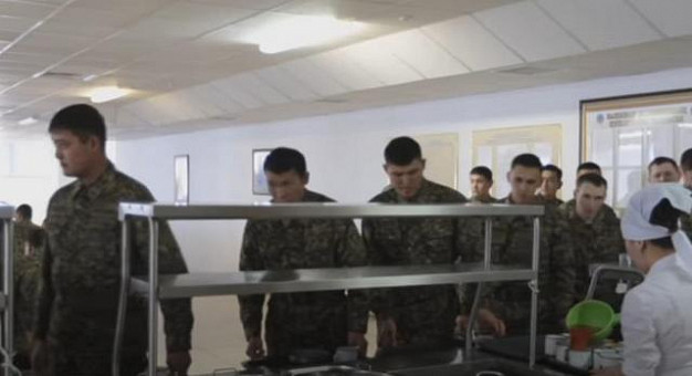 Военнослужащих кормили едой с тараканами и кишечной палочкой