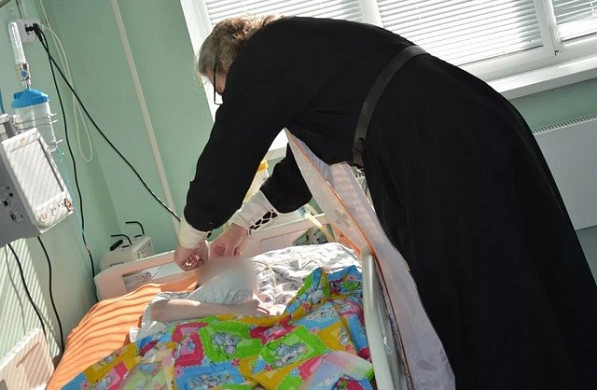 В больницу к выпавшему из окна 3-летнему ребенку пришел священник и покрестил