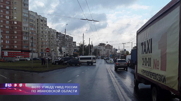  В Иванове случилось ДТП на оживленном перекрестке 