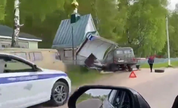 В Ивановской области «буханка» протаранила остановку у кладбища