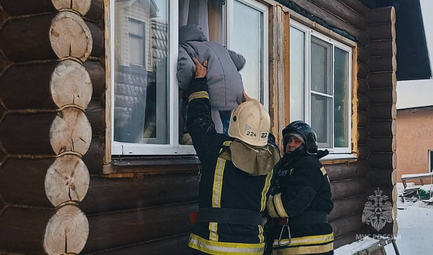 Палехские спасатели помогли местной жительнице попасть в свой дом через окно