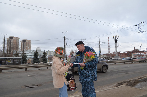  В Иванове судебные приставы на улицах города поздравляли женщин 