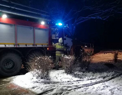  В Заволжске пожарные на руках выносили детей из задымленного подъезда 