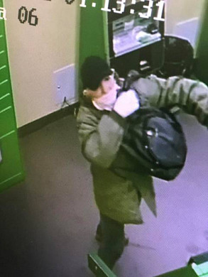 Вскрытие взломщиком банкомата в Иванове попало на видео
