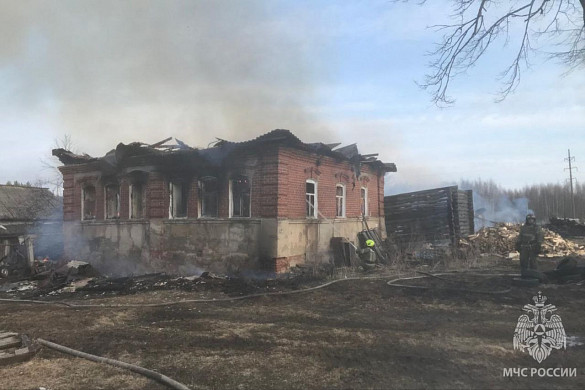 В Заволжском районе почти полностью сгорел дом