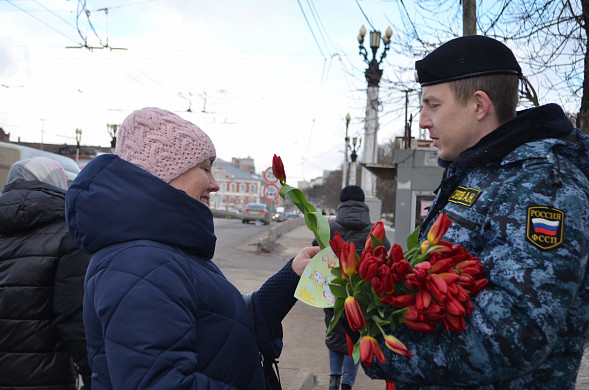  В Иванове судебные приставы на улицах города поздравляли женщин 