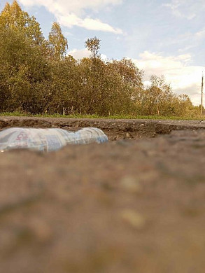 В разбитой дороге можно спрятать бутылку с водой
