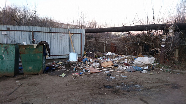 Больше месяца утопает в мусоре одна из контейнерных площадок в Кохме 
