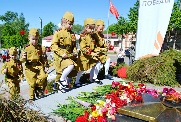 В Юже прошел парад дошколят к 80-летию Победы