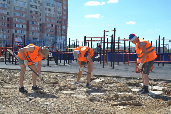 В Московском микрорайоне приступили к замене террасной доски 