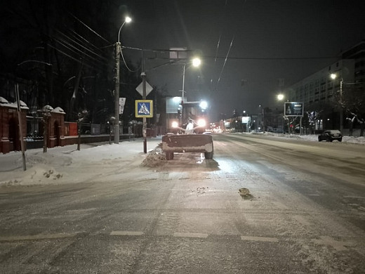 В Иванове рабочие с раннего утра расчищали остановки и тротуары 