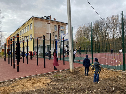  Около ивановской школы оборудовали спортплощадку за 3,8 млн рублей 