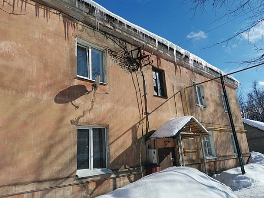 В Иванове на улице Люлина дети бегают под падающими с дома кирпичами